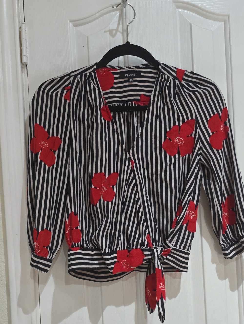 Medwell Striped Black & White Tie-Front Blouse with Red Floral Print Sz Xs.